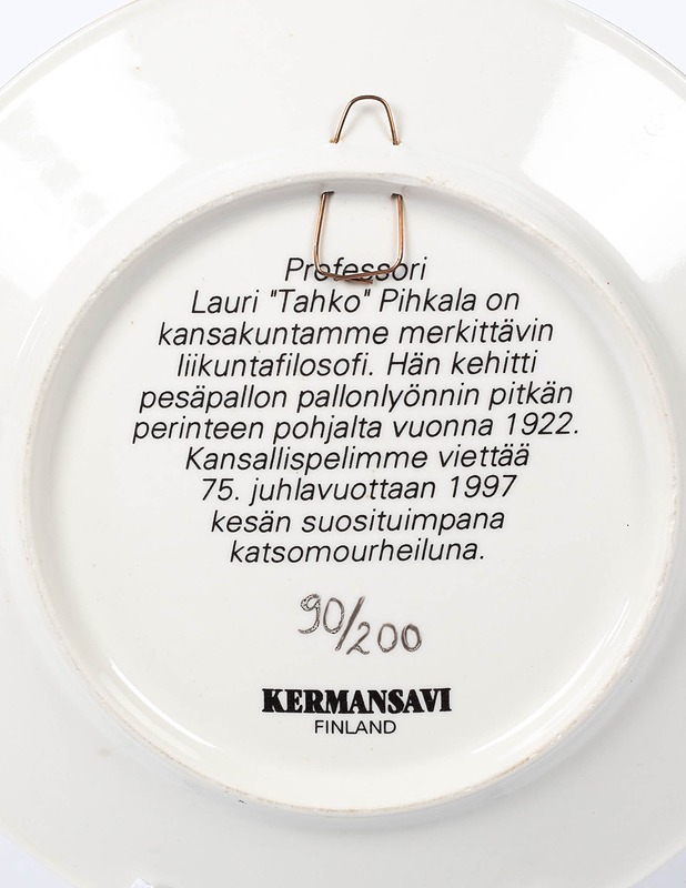 KERMANSAVI Pes=C3=A4pallo 75 vuotta - Suomi 80 vuotta sein=C3=A4lautan=
en - Seinälautaset - 10105064494 - 2