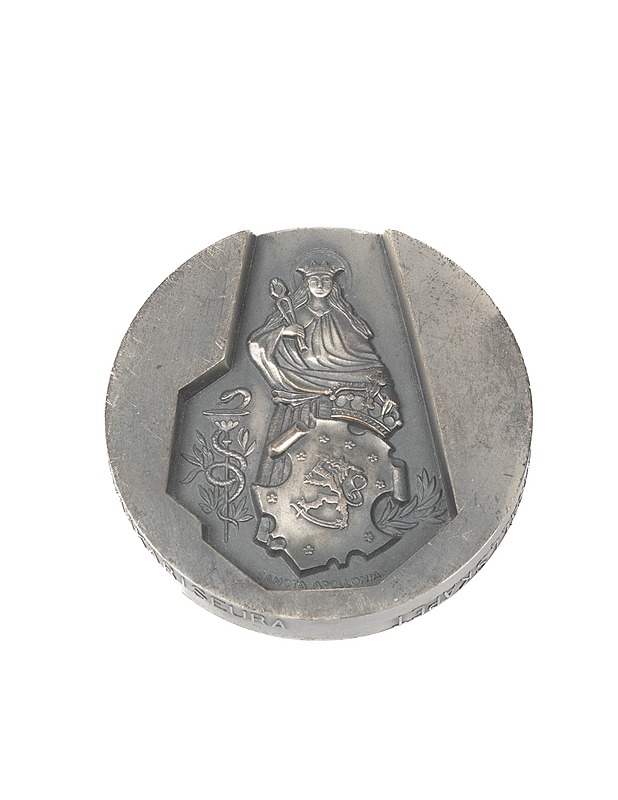 Suomen hammasl=C3=A4=C3=A4k=C3=A4riseura Sancta Apollonia - mitali - Koriste-esineet - 10105104171 - 1