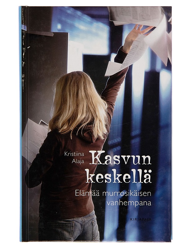 Kasvun keskellä / elämää murrosikäisen vanhempana - Kristiina Alaja - Tietokirjat ja oppaat - 10105248147 - 0