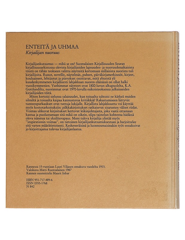Enteitä ja uhmaa : kirjailijan nuoruus : näytteitä Suomalaisen kirjallisuuden seuran kirjallisuusarkiston kokoelmista - Raija Majamaa - Tietokirjat ja oppaat - 10105323936 - 1