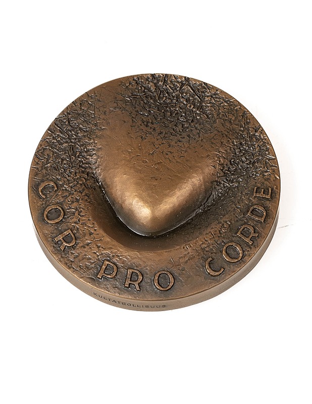 KULTATEOLLISUUS Cor Pro Corde-sydäntautiliitto pöytämitali - Koriste-esineet - 10105340433 - 0
