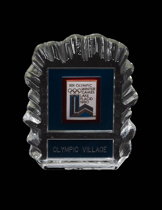 Lake Placidin XIII talviolympialaisten osallistumismuistoesine - Koriste-esineet - 10105342612 - 0