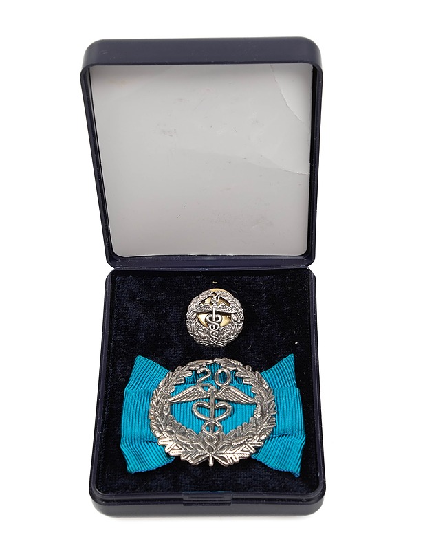 Keskuskauppakamarin hopeinen 20 v. ansiomerkki ja pinssi - Korut - 10105358086 - 0