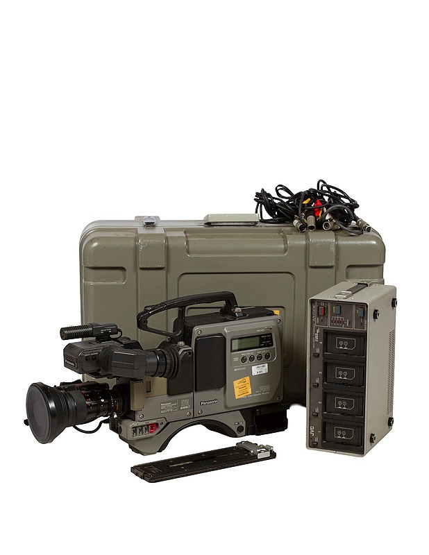 PANASONIC AG-7450 Portable Video Cassette Recorder ja JVC BR-S611DXU S-VHS Recorder - Muu elektroniikka - 10105385930 - 0