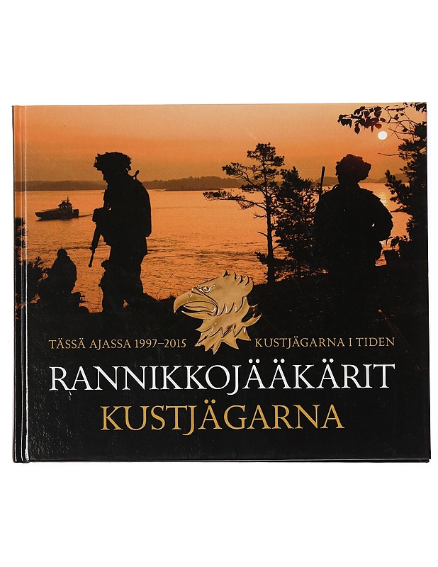 Rannikkojääkärit tässä ajassa : historiateos rannikkojääkäreistä vuosilta 1997-2015 = Kustjägarna i tiden : ett historiskt verk om kustjägarna under åren 1997-2015 - Puuperä, Jaakk - Historiakirjat - 10105391745 - 0