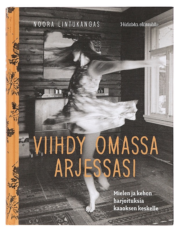 Viihdy omassa arjessasi : mielen ja kehon harjoituksia kaaoksen keskelle - Mustajoki, Noora - Tietokirjat ja oppaat - 10105395623 - 0