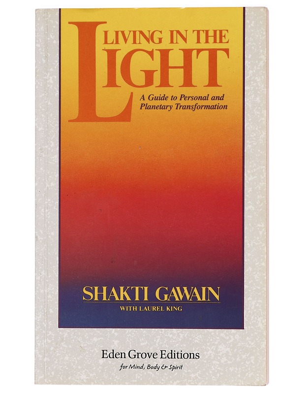 Living in the Light : A Guide to Personal and Planetary Transformation - Shakti Gawain - Tietokirjat ja oppaat - 10105396114 - 0