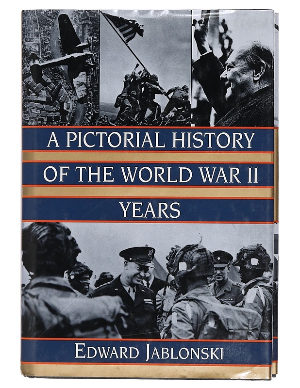 A Pictorial History of the WorldWar II Years - Historiakirjat - 10105402163 - 0