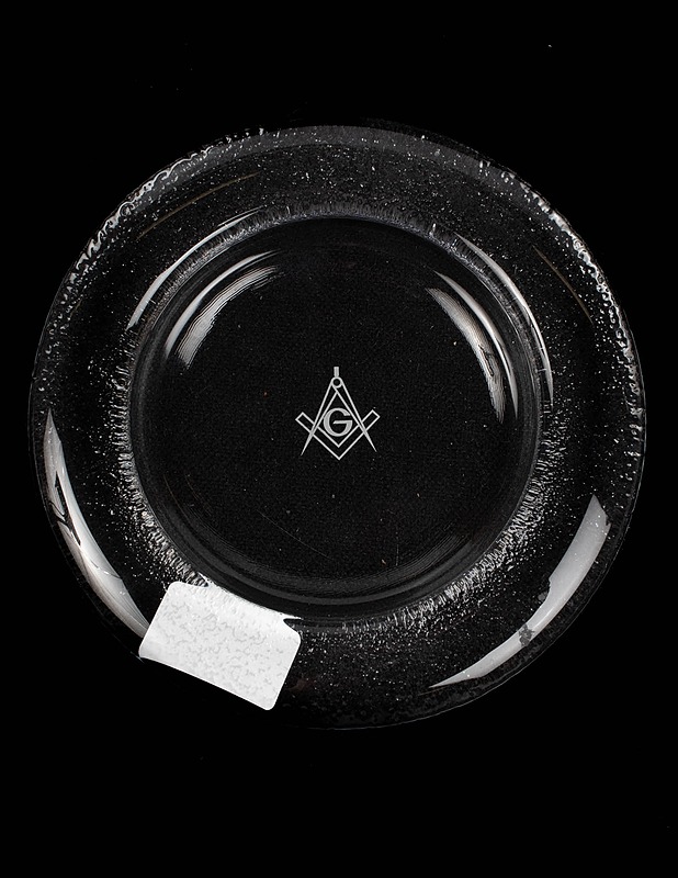 Vapaamuurarisymbolilla varustettu lasilautanen - Lautaset ja kulhot - 10105414905 - 1