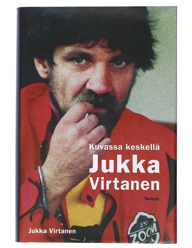 Kuvassa keskellä Jukka Virtanen - Jukka Virtanen - Elämäkerrat ja muistelmat - 10105418523 - 0