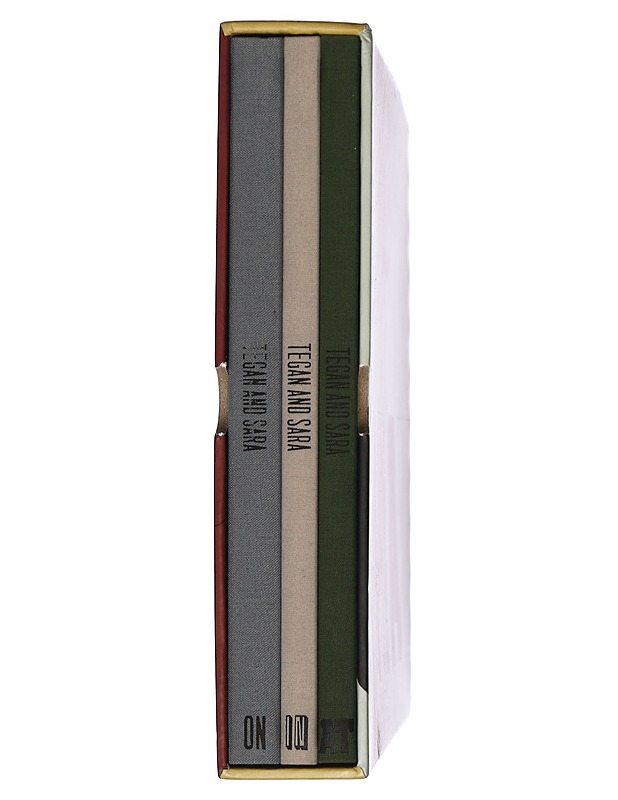 ON IN AT - Tegan and Sara. 3 niteen boksi - Musiikki- ja elokuvakirjat - 10105421056 - 0