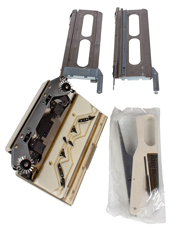 JUKI neulekoneen kelkka + tarvikkeita - Käsityö - 10105423820 - 3