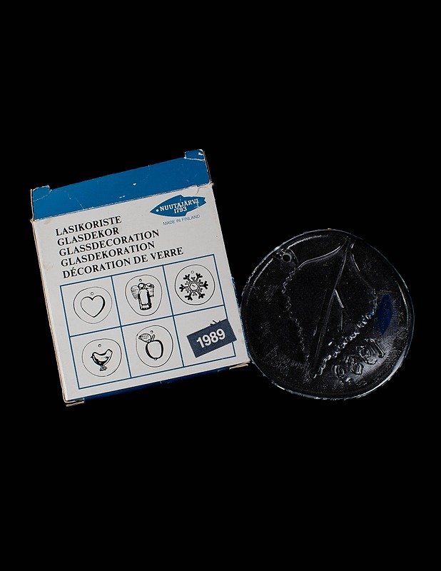 NUUTAJÄRVI 1989 lasikoriste - Designsuosikit - 10105424545 - 1