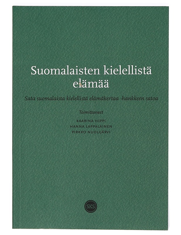 Suomalaisten kielellistä elämää : sata suomalaista kielellistä elämäkertaa -hankkeen satoa - Hippi, Kaarina - Historiakirjat - 10105424592 - 0