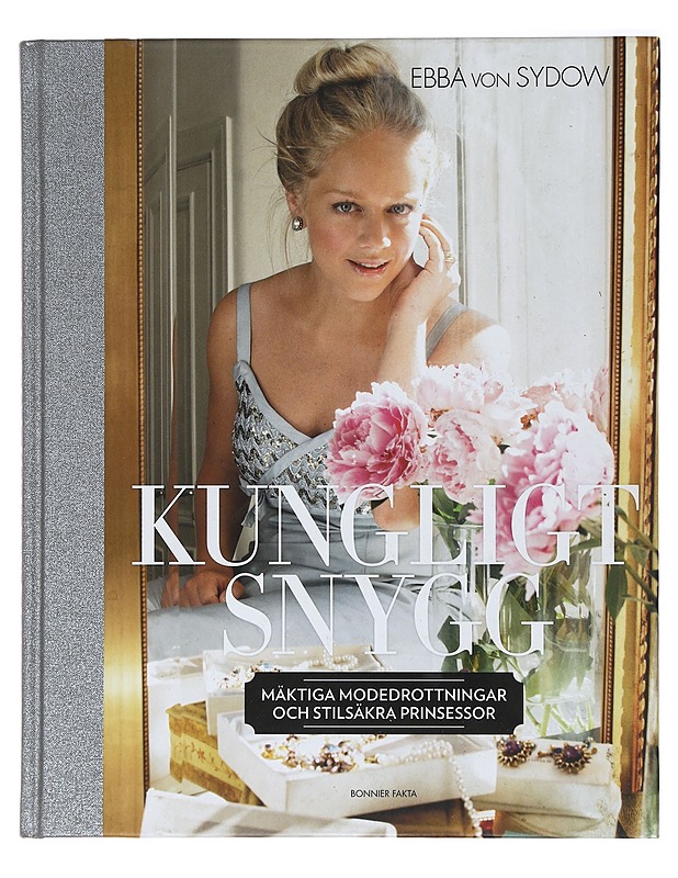 Kungligt snygg : mäktiga modedrottningar och stilsäkra prinsessor - Ebba von Sydow - Tietokirjat ja oppaat - 10105426174 - 0