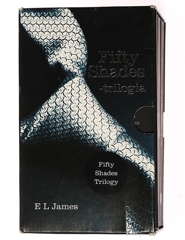 Fifty shades. / 2, Satutettu /. - James, E. L. - Romaanit ja novellit - 10105433647 - 2