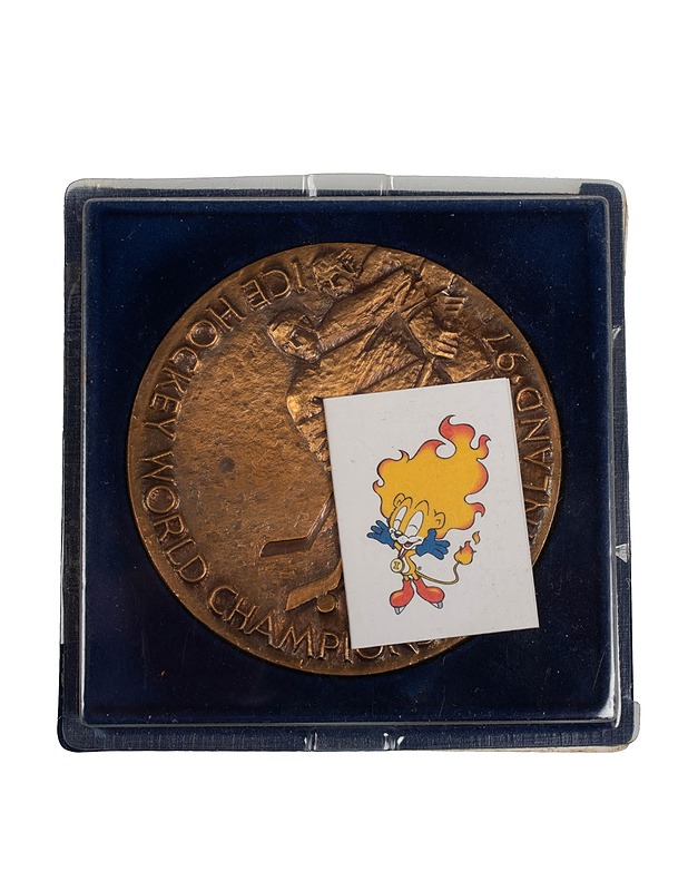 SUOMEN MERKKIKESKUS Jääkiekon MM 1997 pöytämitali - Koriste-esineet - 10105443781 - 0