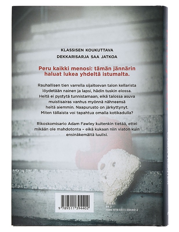 Pimeyteen - Hunter, Cara - Jännitys ja dekkarit - 10105446120 - 1