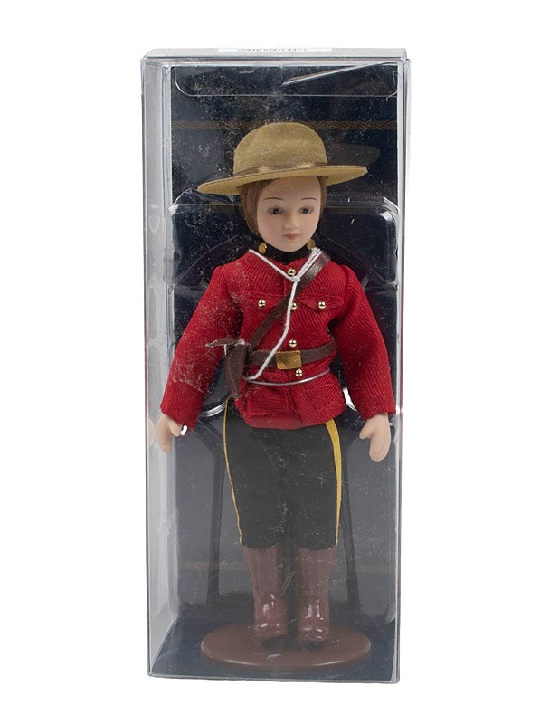 AVONLEA TRADITIONS Kanadan Kuninkaallisen Ratsupoliisin nukke - Lasten lelut - 10105454428 - 0