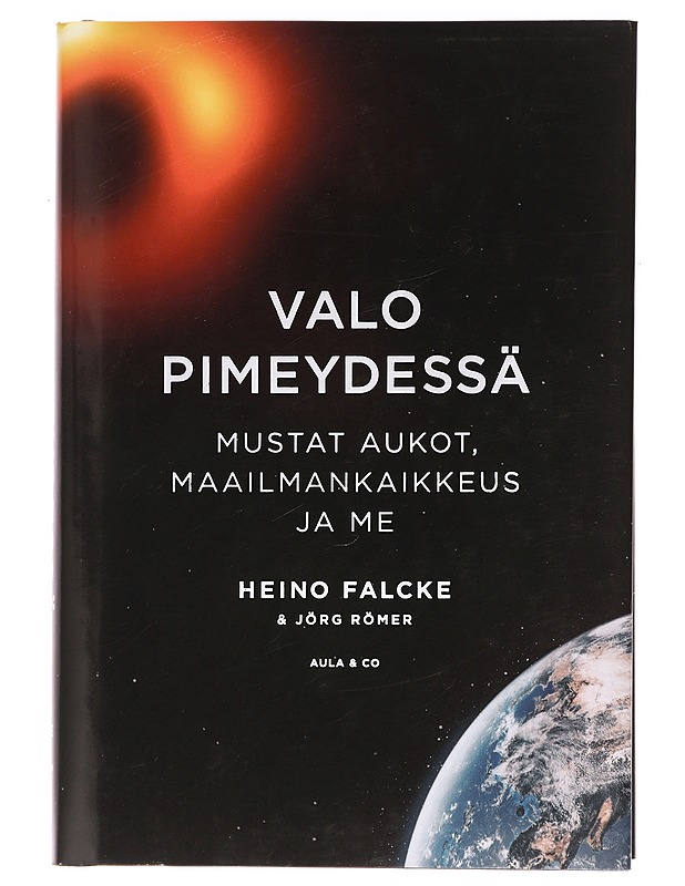 Valo pimeydessä : mustat aukot, maailmankaikkeus ja me - Falcke, Heino - Harrastekirjat - 10105470134 - 0