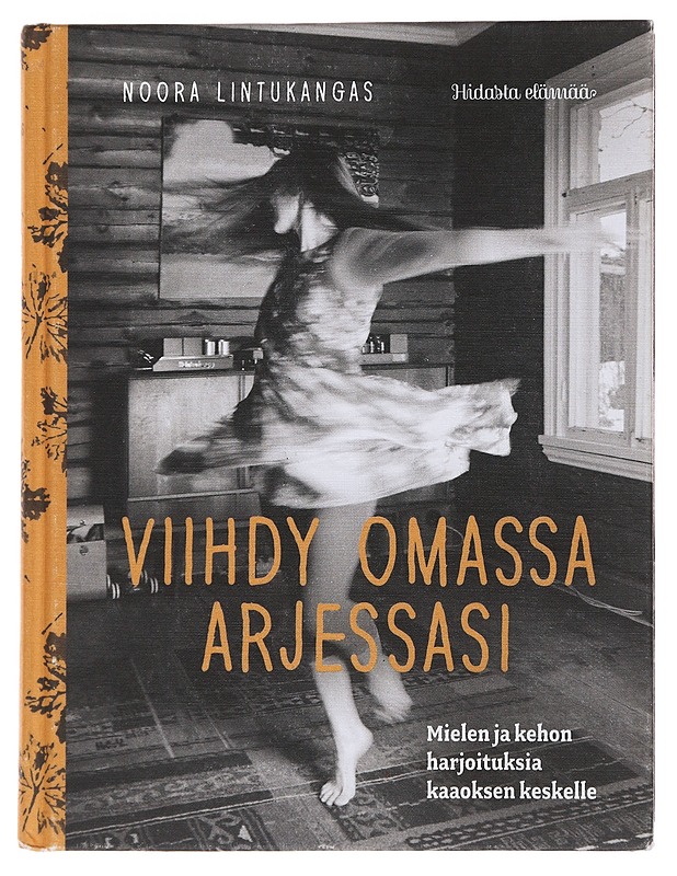 Viihdy omassa arjessasi : mielen ja kehon harjoituksia kaaoksen keskelle - Mustajoki, Noora - Tietokirjat ja oppaat - 10105471778 - 0
