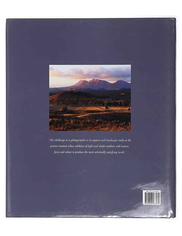 Light on Earth: Photographs of South Australia - Pippos, Stavros - Taide- ja kulttuurikirjat - 10105472696 - 1