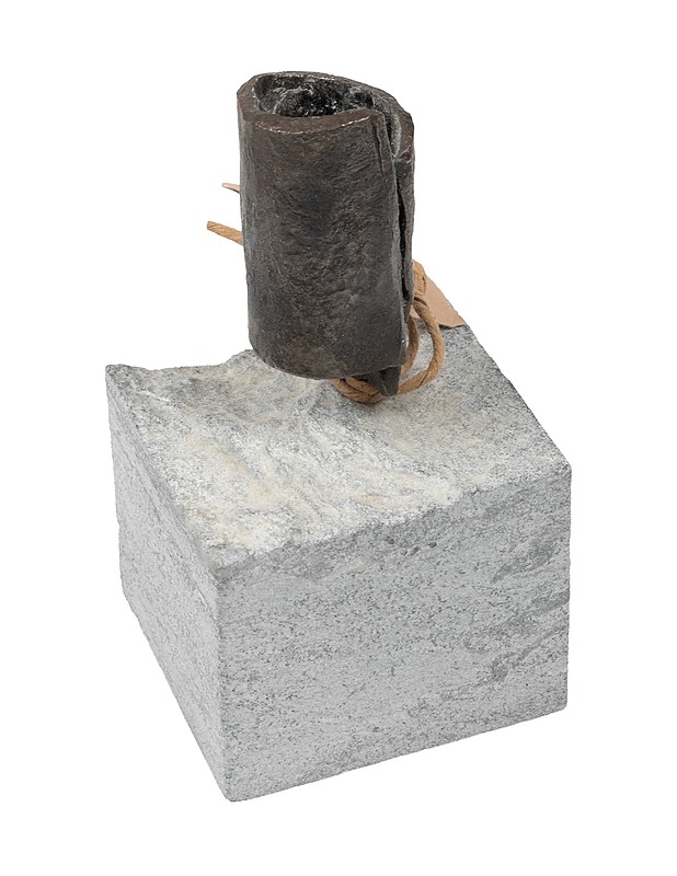 ERKKI KOKKO Kivinen kynttilänjalka - Kynttilänjalat - 10105473570 - 1