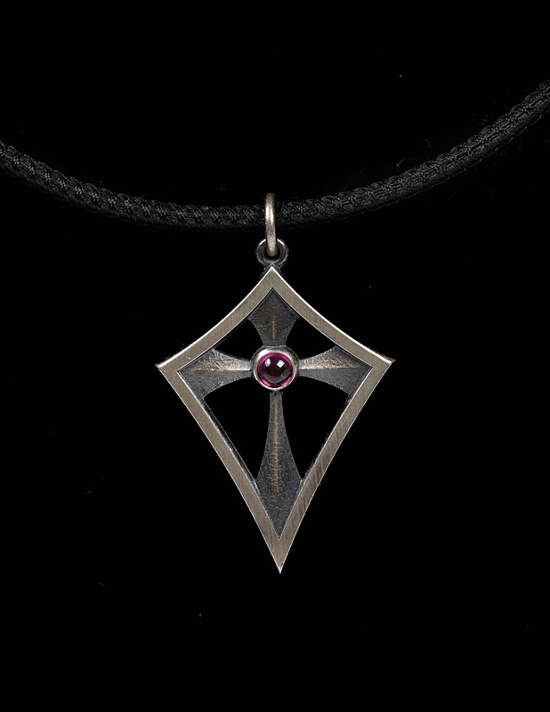 Hopeariipus kivellä - Korut - 10105477183 - 1