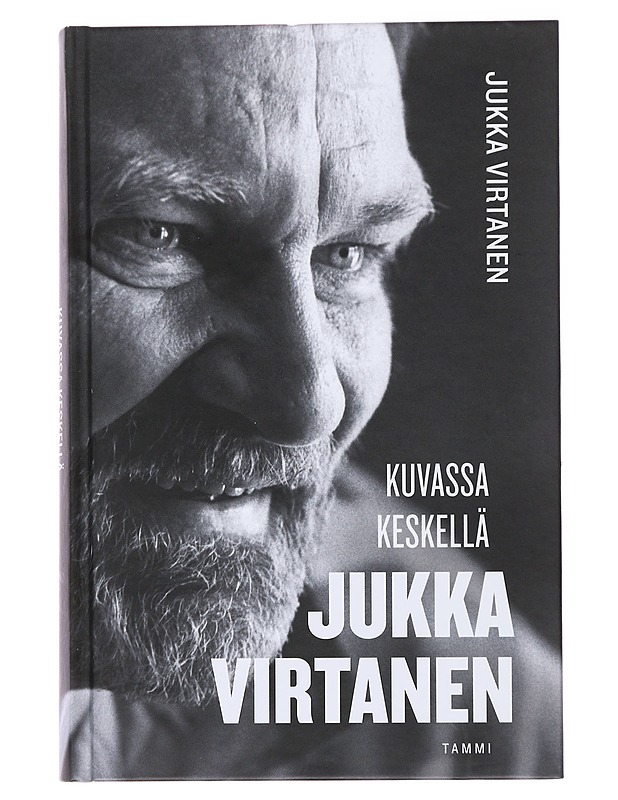 Kuvassa keskellä Jukka Virtanen - Jukka Virtanen - Elämäkerrat ja muistelmat - 10105477189 - 0