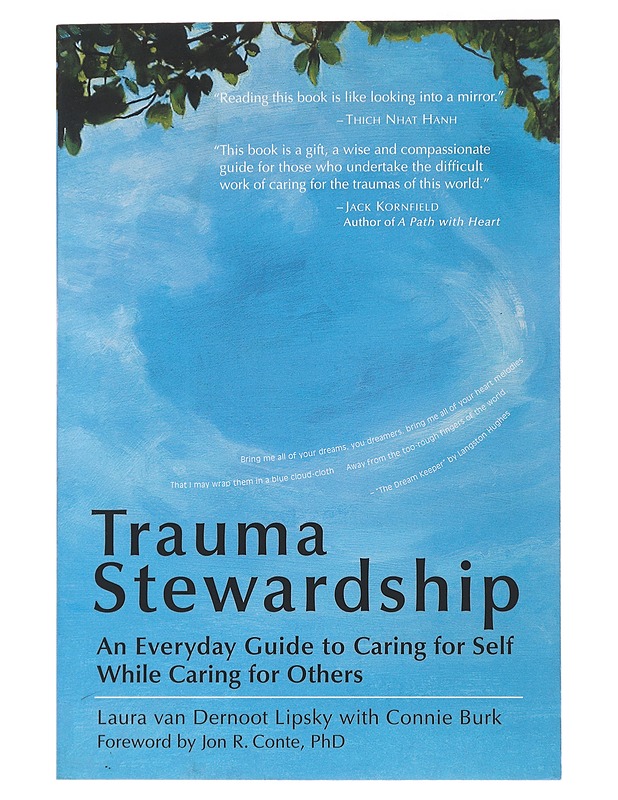 Trauma Stewardship: An everyday guide to caring for self while caring for others - Laura van Dernoot Lipsky - Tietokirjat - 10105487583 - 0