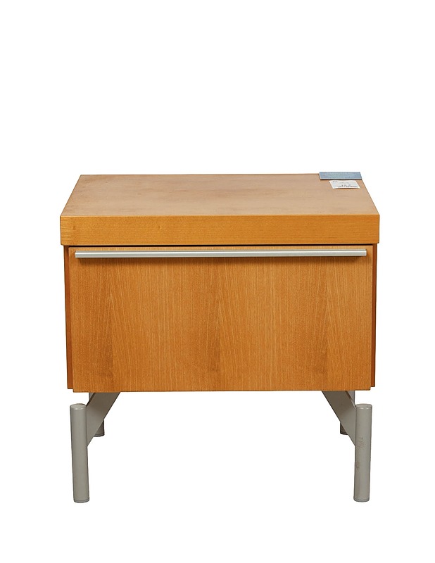 JUNET Nezz yöpöytä - Pöydät - 10105496825 - 2