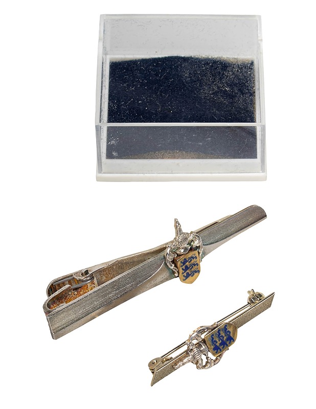 Hopeinen solmiopidike ja rintamerkki - Korut - 10105499644 - 0