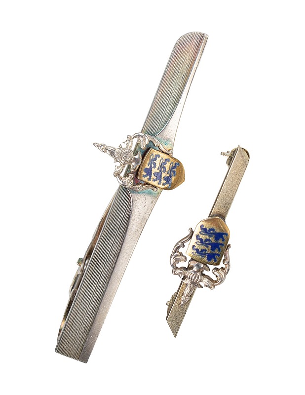 Hopeinen solmiopidike ja rintamerkki - Korut - 10105499644 - 1