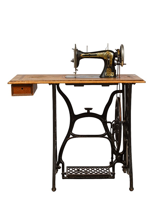 Vintage ompelukone pöydällä - Muut sisustustavarat - 10105503954 - 0