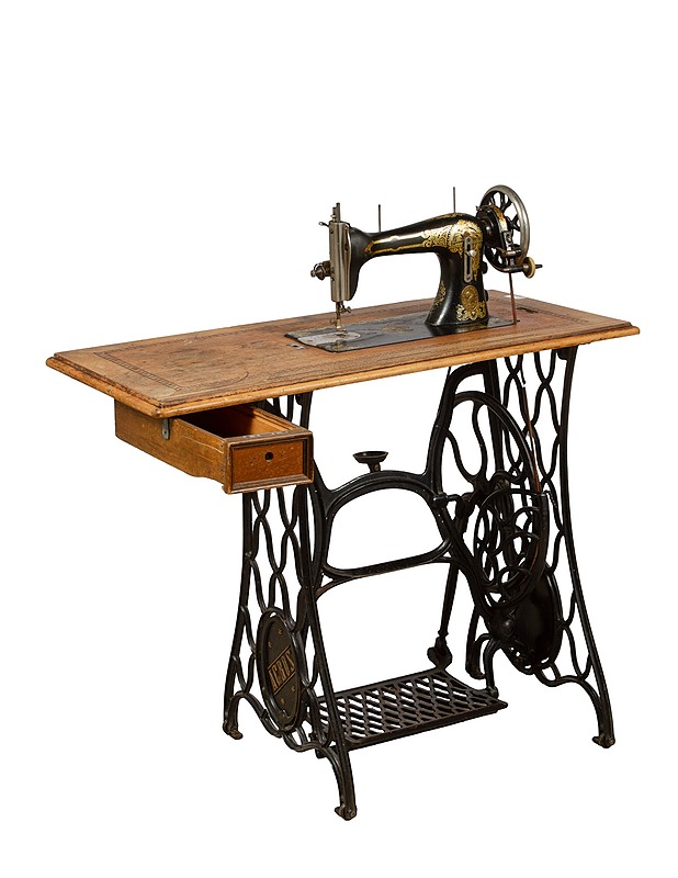 Vintage ompelukone pöydällä - Muut sisustustavarat - 10105503954 - 1