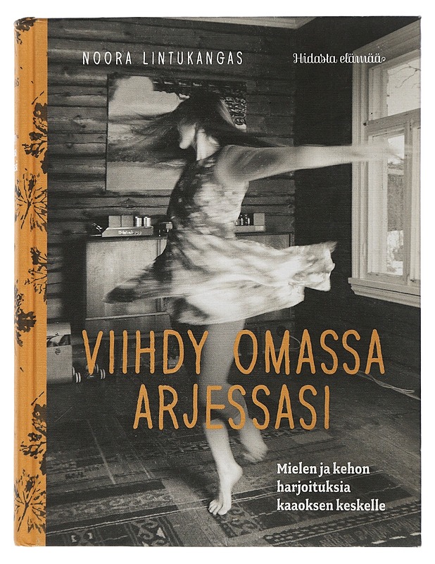Viihdy omassa arjessasi : mielen ja kehon harjoituksia kaaoksen keskelle - Mustajoki, Noora - Tietokirjat ja oppaat - 10105505378 - 0
