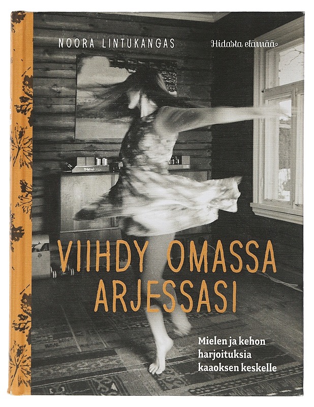 Viihdy omassa arjessasi : mielen ja kehon harjoituksia kaaoksen keskelle - Mustajoki, Noora - Tietokirjat ja oppaat - 10105506088 - 0