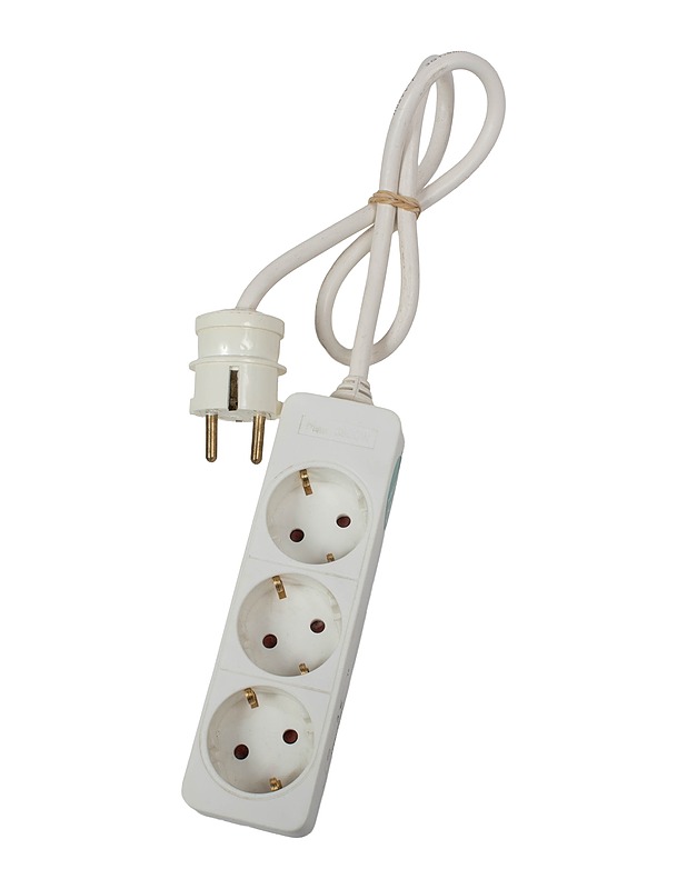 Maadoitettu jatkojohto, jossa 3 pistorasiapaikkaa  - Muu elektroniikka - 10105517308 - 0