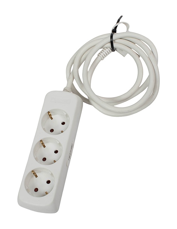 Maadoitettu jatkojohto, jossa 3 pistorasiapaikkaa  - Muu elektroniikka - 10105517315 - 0