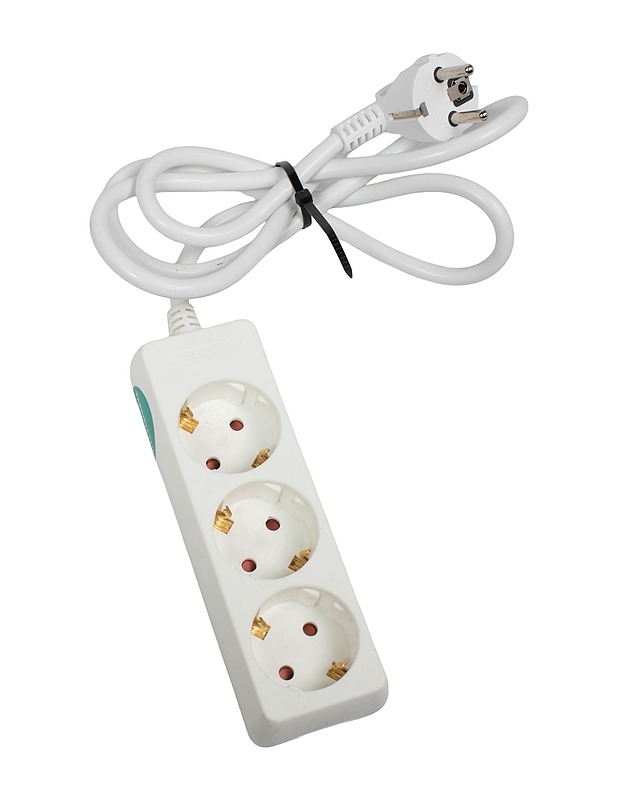 Maadoitettu jatkojohto, jossa 3 pistorasiapaikkaa  - Muu elektroniikka - 10105517333 - 0