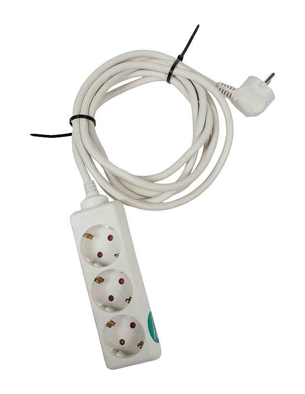 Maadoitettu jatkojohto, jossa 3 pistorasiapaikkaa  - Muu elektroniikka - 10105517337 - 0