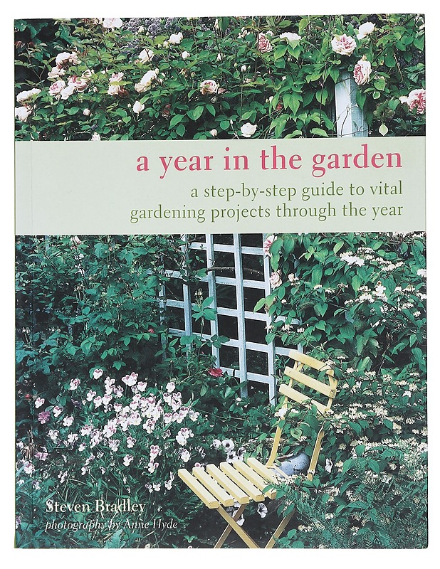 A year in the Garden - Bradley , Steven   - Tietokirjat ja oppaat - 10105518411 - 0
