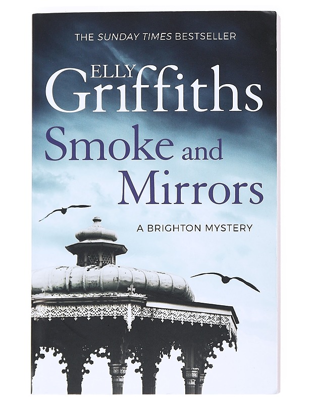 Smoke and mirrors - Elly Griffiths - Jännitys ja dekkarit - 10105524394 - 0