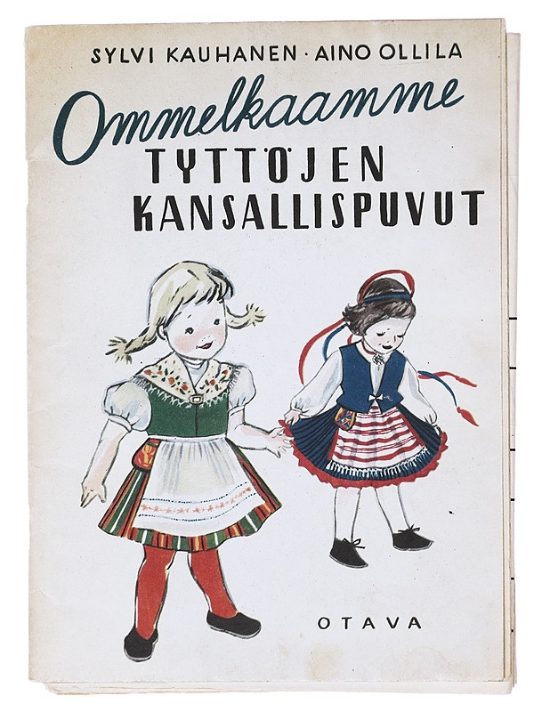 Ommelkaamme tyttöjen kansallispuvut - Kauhanen Sylvi, Ollila, Aino - Tietokirjat ja oppaat - 10105525683 - 0