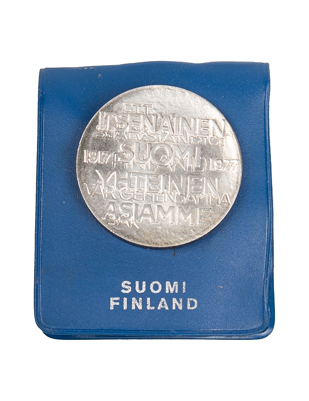 SUOMEN RAHAPAJA Itsenäinen Suomi 60 vuotta juhlaraha - Koriste-esineet - 10105529637 - 0