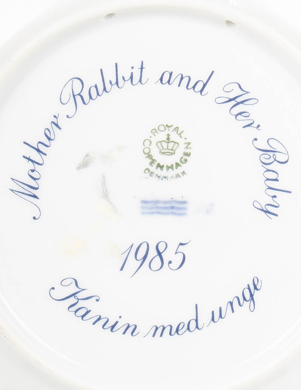 ROYAL COPENHAGEN Mother Rabbit and Her Baby seinälautanen - 1985 - Seinälautaset - 10105532349 - 2