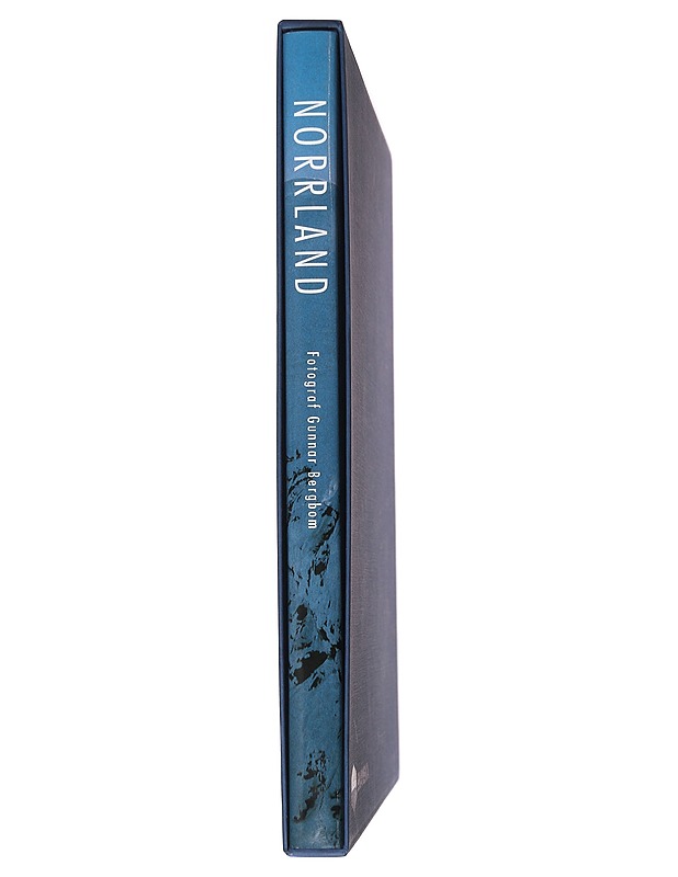 Norrland : A photographic journey through eight seasons of the year = Eine fotografische Wanderung durch acht Jahreszeiten = Un recorrido fotografico por ocho estaciones del ano =  - Kirja lahjaksi - 10105536139 - 1