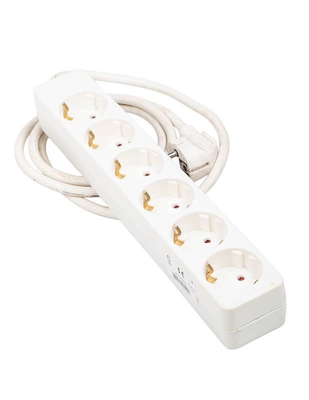 Maadoitettu jatkojohto, jossa 6 pistorasiapaikkaa - Muu elektroniikka - 10105537234 - 0