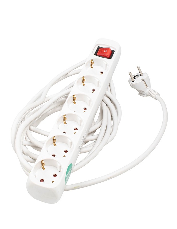 Maadoitettu jatkojohto, jossa 6 pistorasiapaikkaa ja virtakytkin  - Muu elektroniikka - 10105537245 - 0