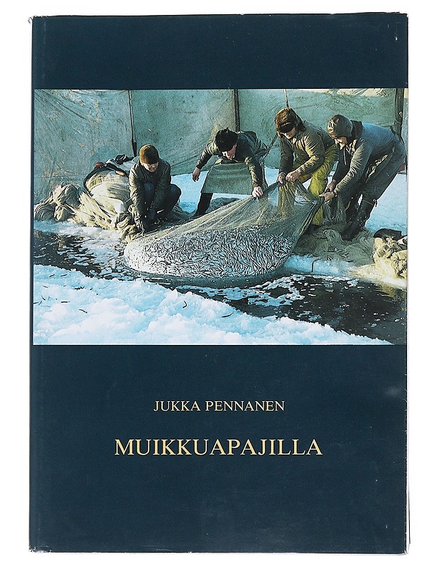 Muikkuapajilla : Puruveden ammattimainen talvinuottakalastus 1900-luvun alusta 1970-luvun puoliväliin = Professional winter seine-fishing on Lake Puruvesi from 1900 to the '70s - J - Historiakirjat - 10105541244 - 0
